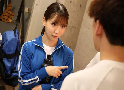 một cô gái xinh đang sinh hoạt câu lạc bộ bóng đá thay phiên quan hệ với cô gái xinh