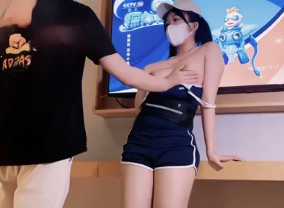 Cô bán TV xinh đẹp và chàng khách hàng may mắn