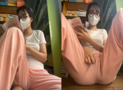 Em vừa đọc sách vừa để sextoy trong lồn
