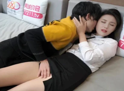Cô thư ký bí mật chiều ông sếp vì tiền