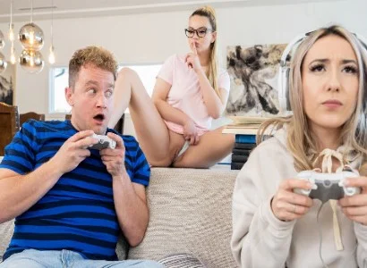 cô ấy bị bạn thân cướp người yêu ngay khi đang mải chơi game