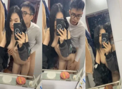 Hai sinh viên trẻ nện nhau trước gương
