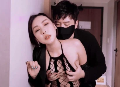 Ả vợ bán thân cho sếp để trả nợ giúp chồng