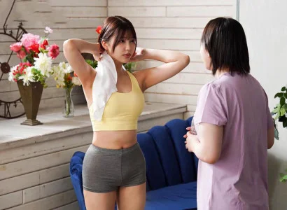 Cô gái trẻ đẹp đi tập yoga và bị giáo viên phang