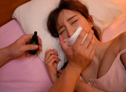 Hắn lợi dụng thuốc mê để quan hệ với cô em họ xinh đẹp